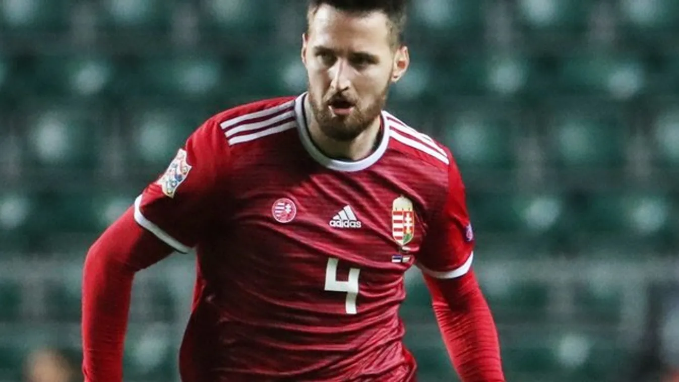 Kádár bepakolt bőrönddel várja a hívást Kínából