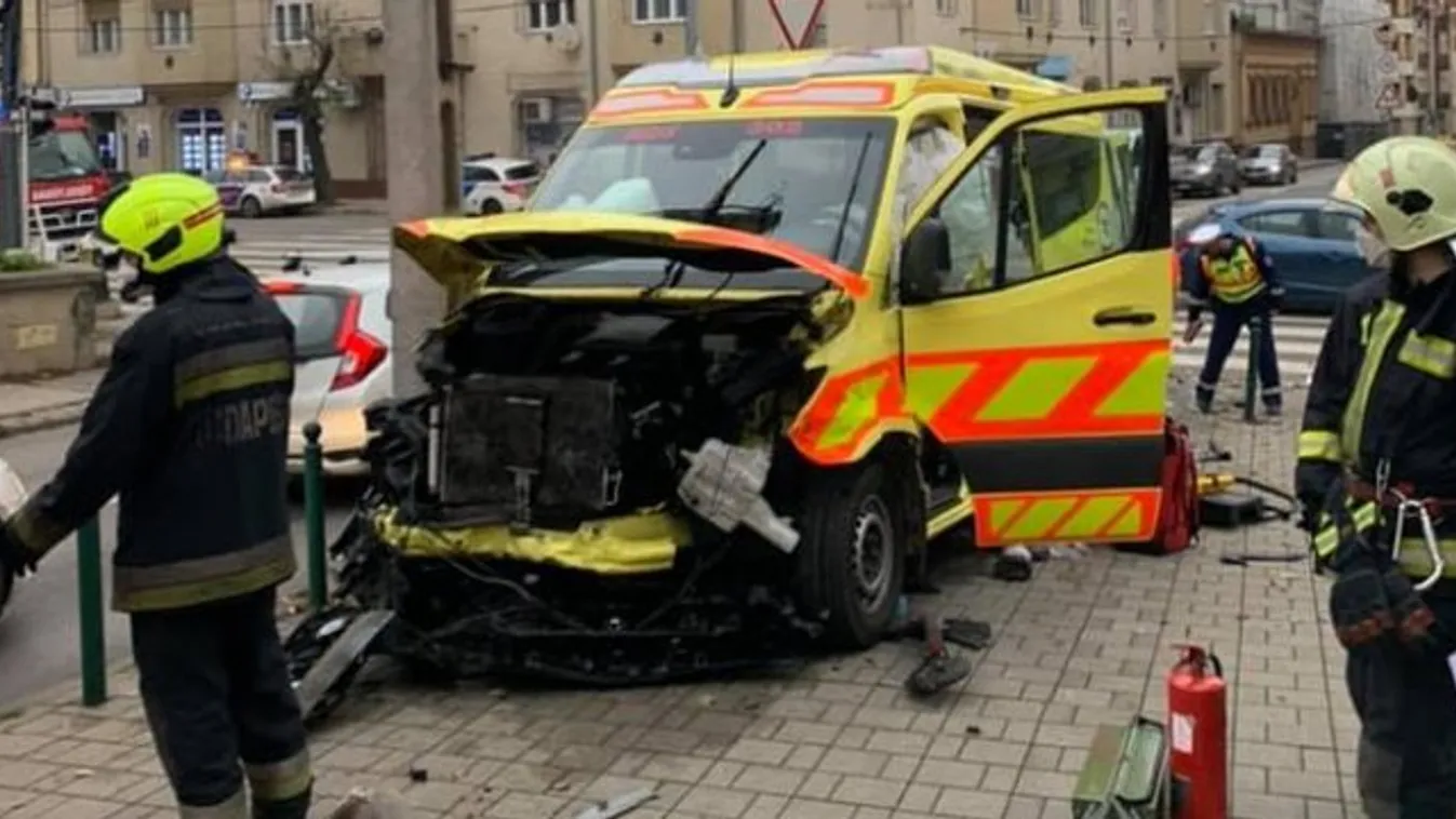Brutális baleset történt Óbudán: csecsemőhöz siető mentőnek csapódott egy autó