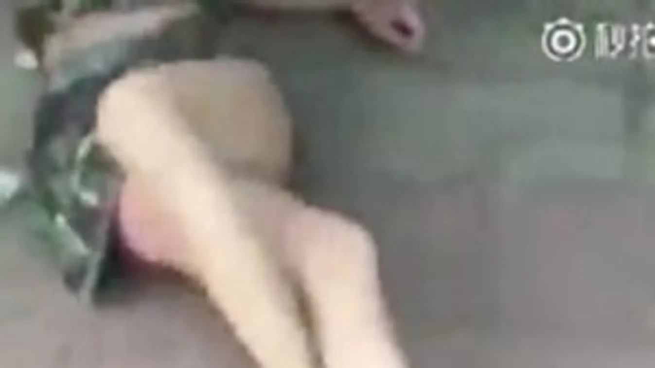Brutális videó - A nyílt utcán verték vörösre a szeretőnek hitt nőt