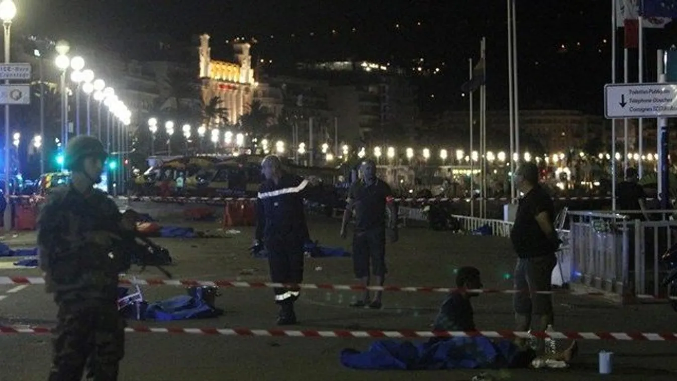 Borzalom! Így rohant a terrrorteherautó a tömegbe – 18+