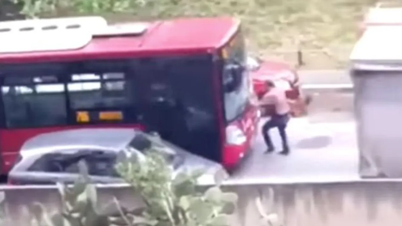 Szándékosan gázolt el egy gyalogost az agresszív buszsofőr - videó