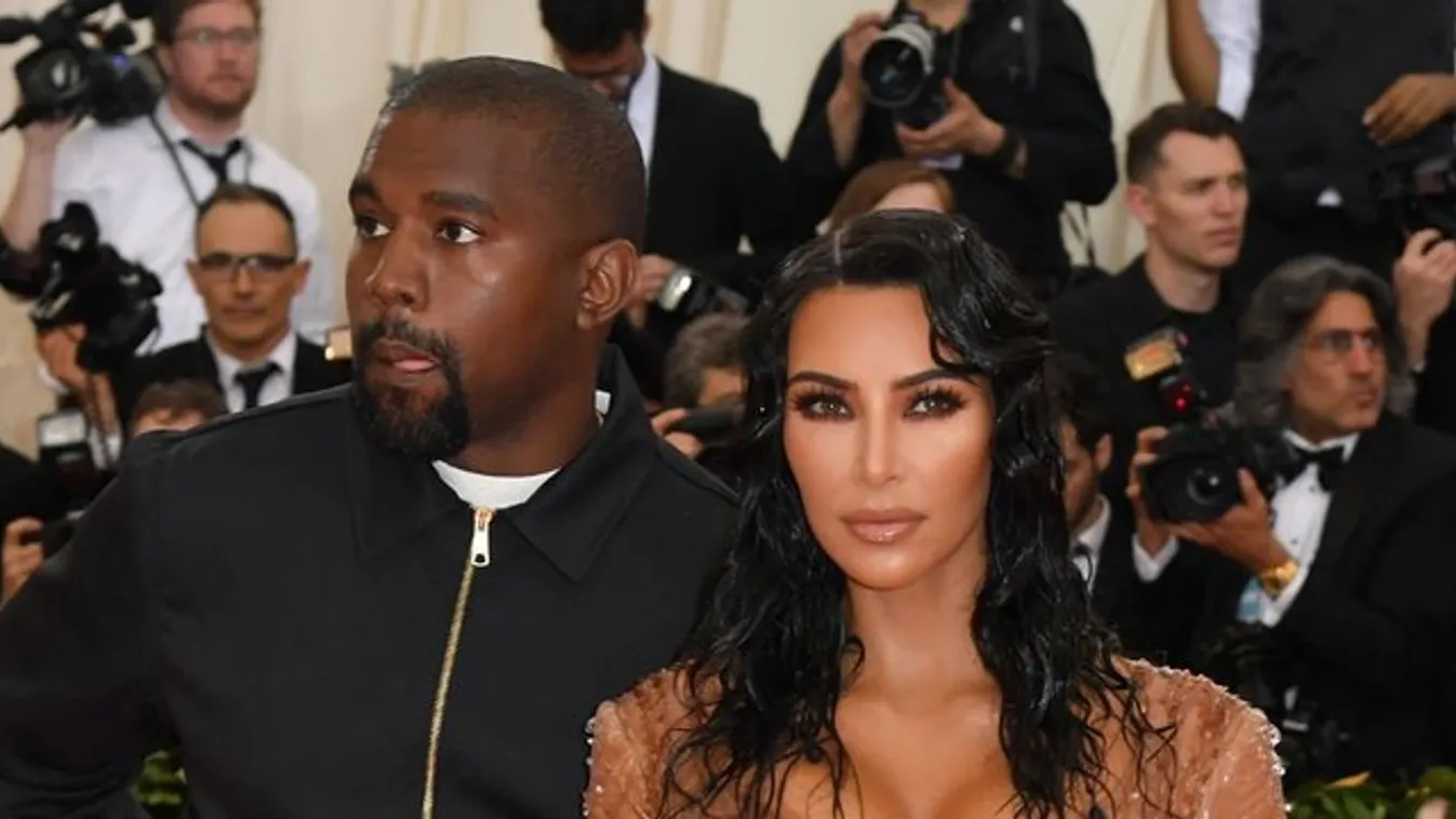 Műmellbimbóval akasztotta ki férjét Kim Kardashian