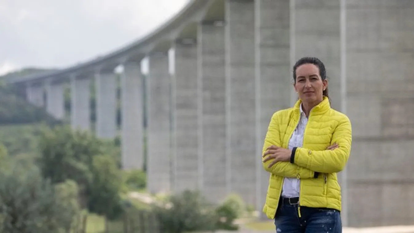 Tenyerén hordozza kedvenc hídját Tímea