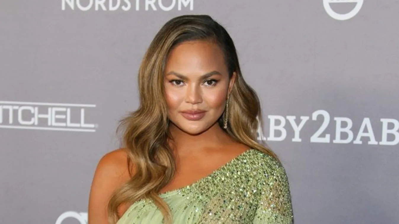 Hűha: kisfiával a lába között szexizett Chrissy Teigen – fotó
