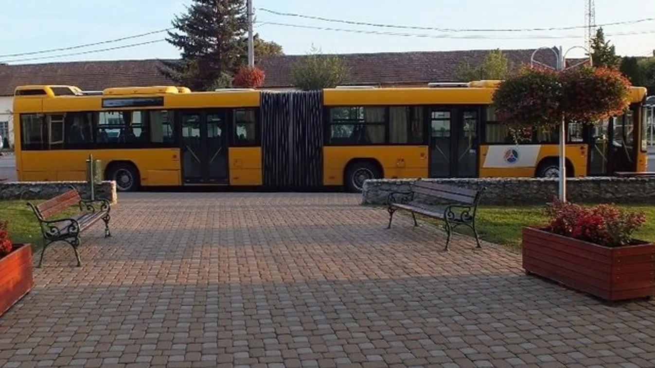 Ecettel öntötte arcon a buszsofőrt
