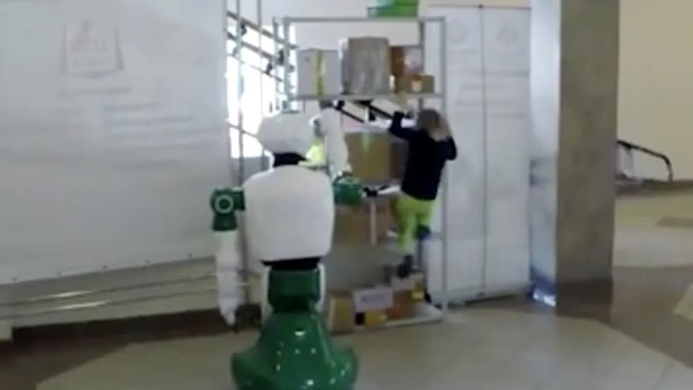 Ez a robot olyat tett a kislánnyal, amire még véletlenül sem programozták be - videó