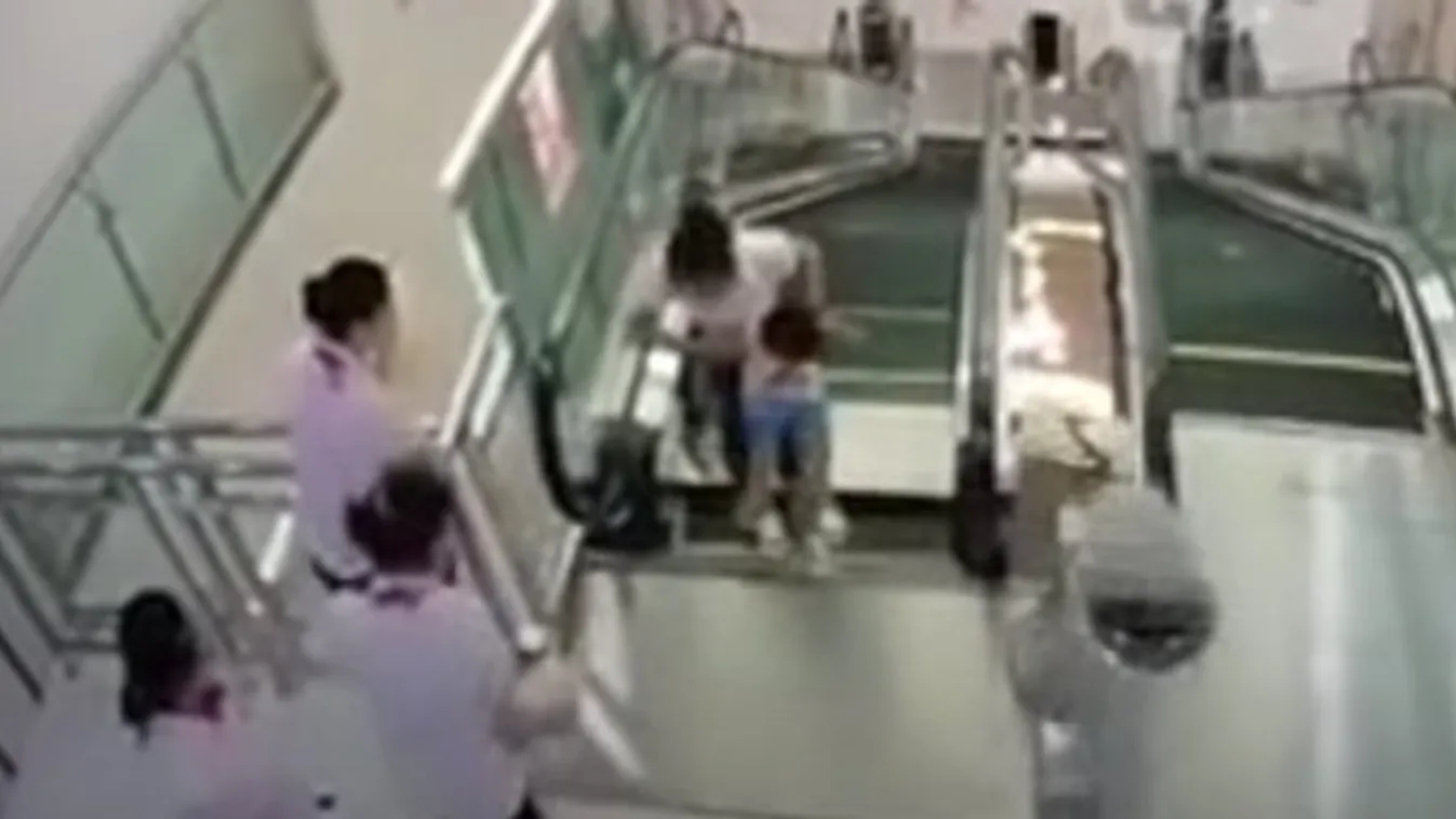 Élve darálta be az édesanyát a mozgólépcső, kétéves kisfiát utolsó mozdulatával is mentette – 18+ videó