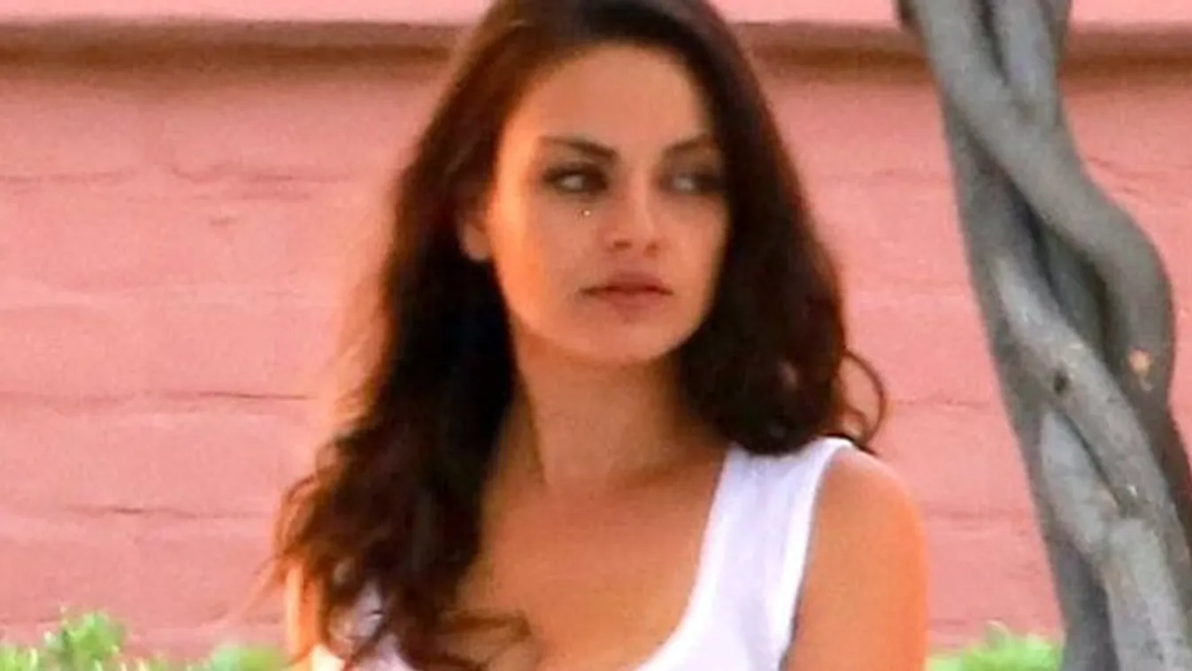 Félmeztelenül nyitott ajtót Mila Kunis