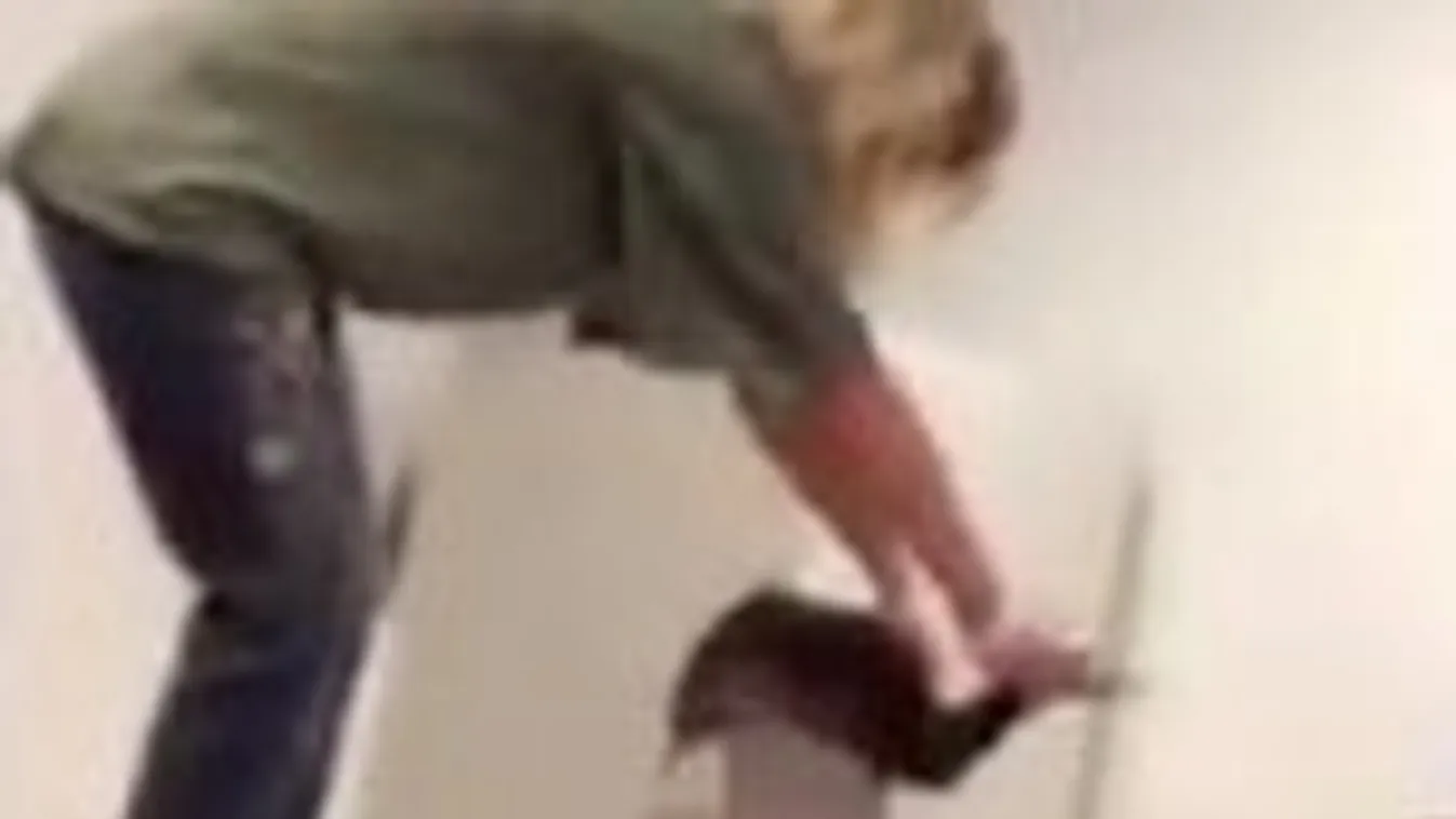 Rugdosva és haját húzva ébresztette diákját a tanár – videó