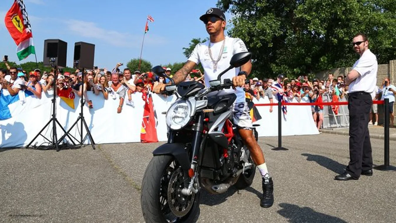 Hamilton gumiégetéssel hergelte a magyar rajongóit - fotók