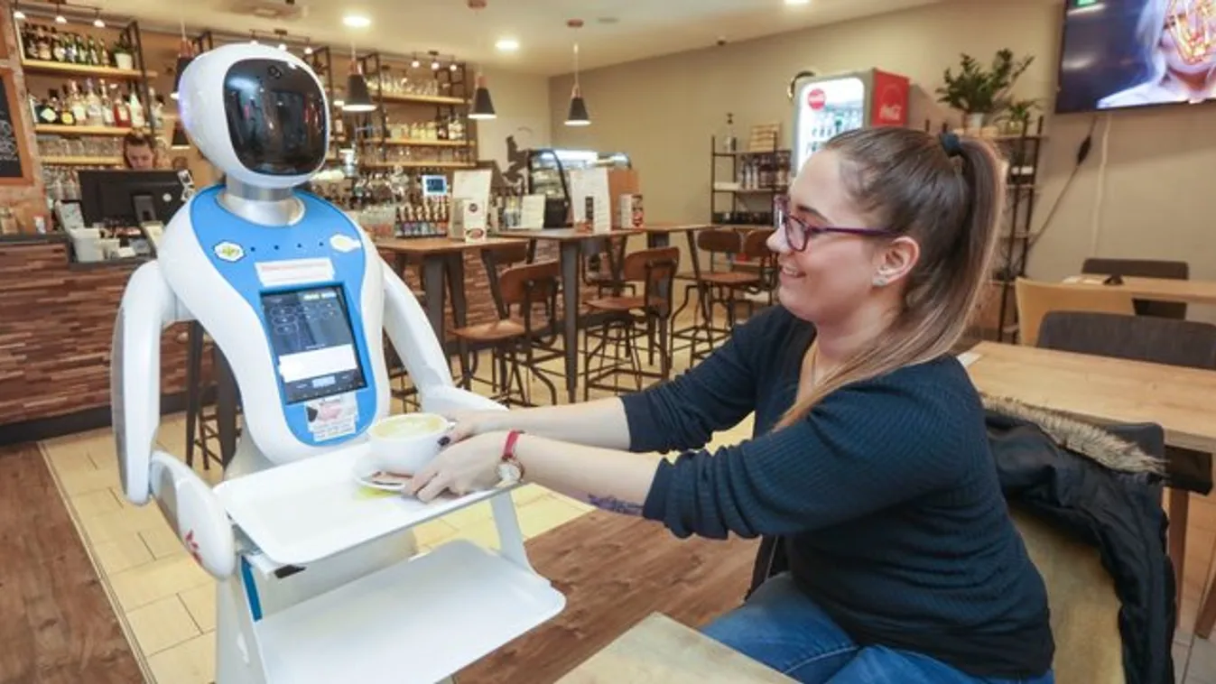 Kínai robot hozza ki a kávét Pesten
