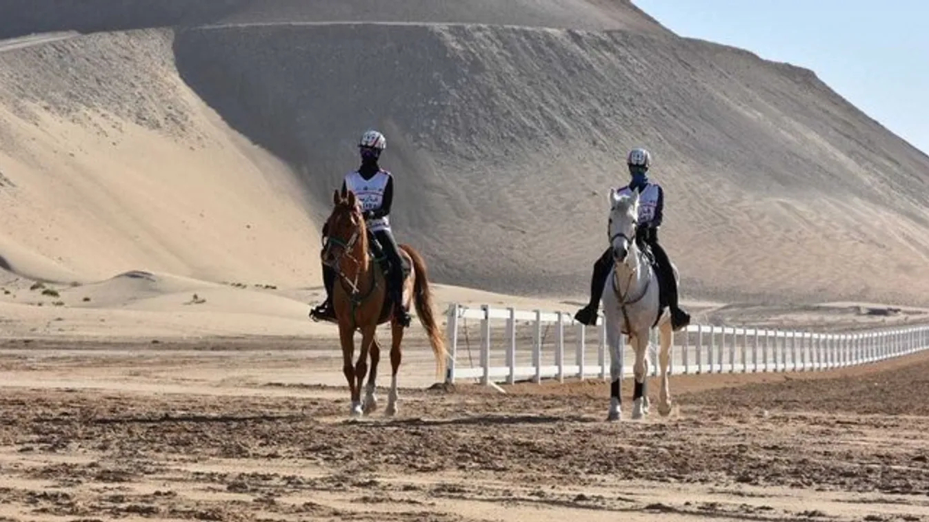 Lovakkal szelte át két magyar lány az arab sivatagot