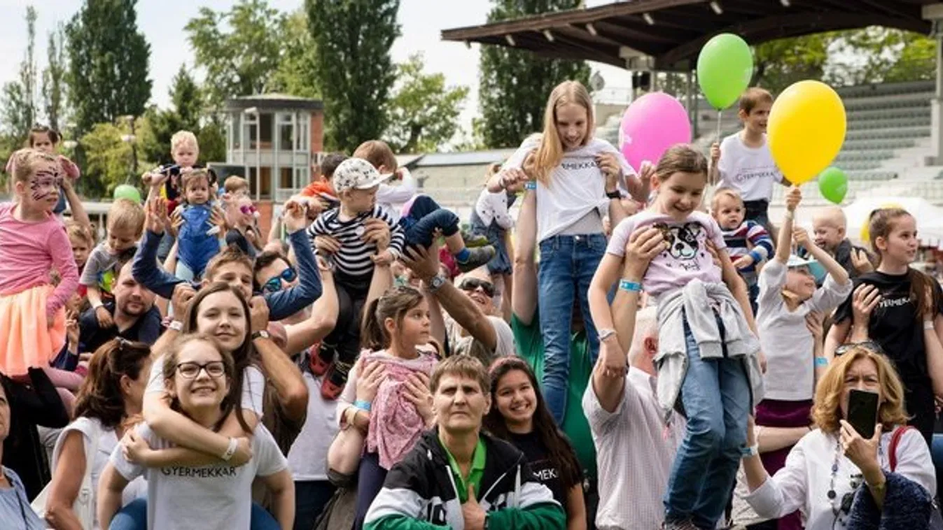 Megdőlt a rekord: Több mint tízezer gyereket emeltek egyszerre a magasba