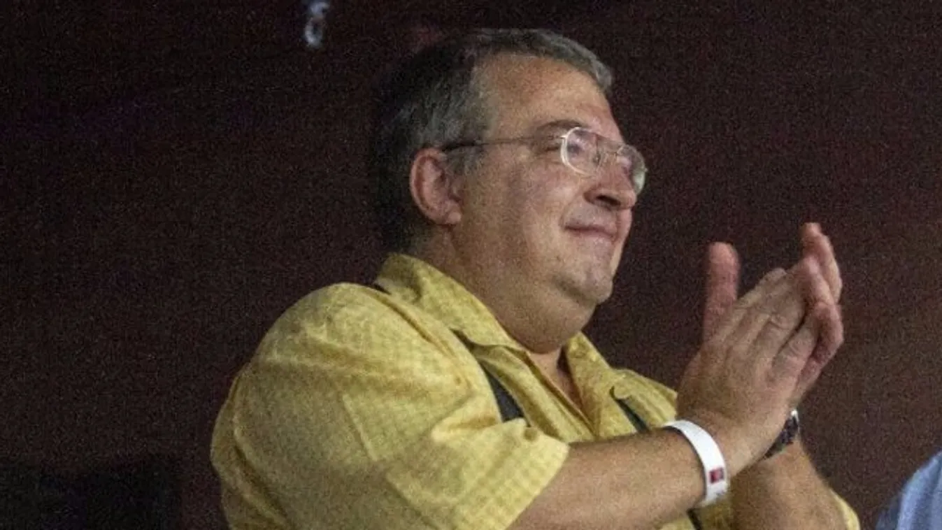 Orbánról graffitizett az éjjel Simicska, már lefestik fehérre