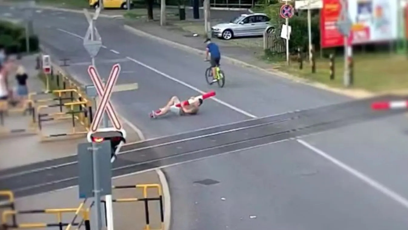 Azt hitte, jóötlet felmászni a sorompóra, de most a rendőrség keresi a siófoki férfit – videó