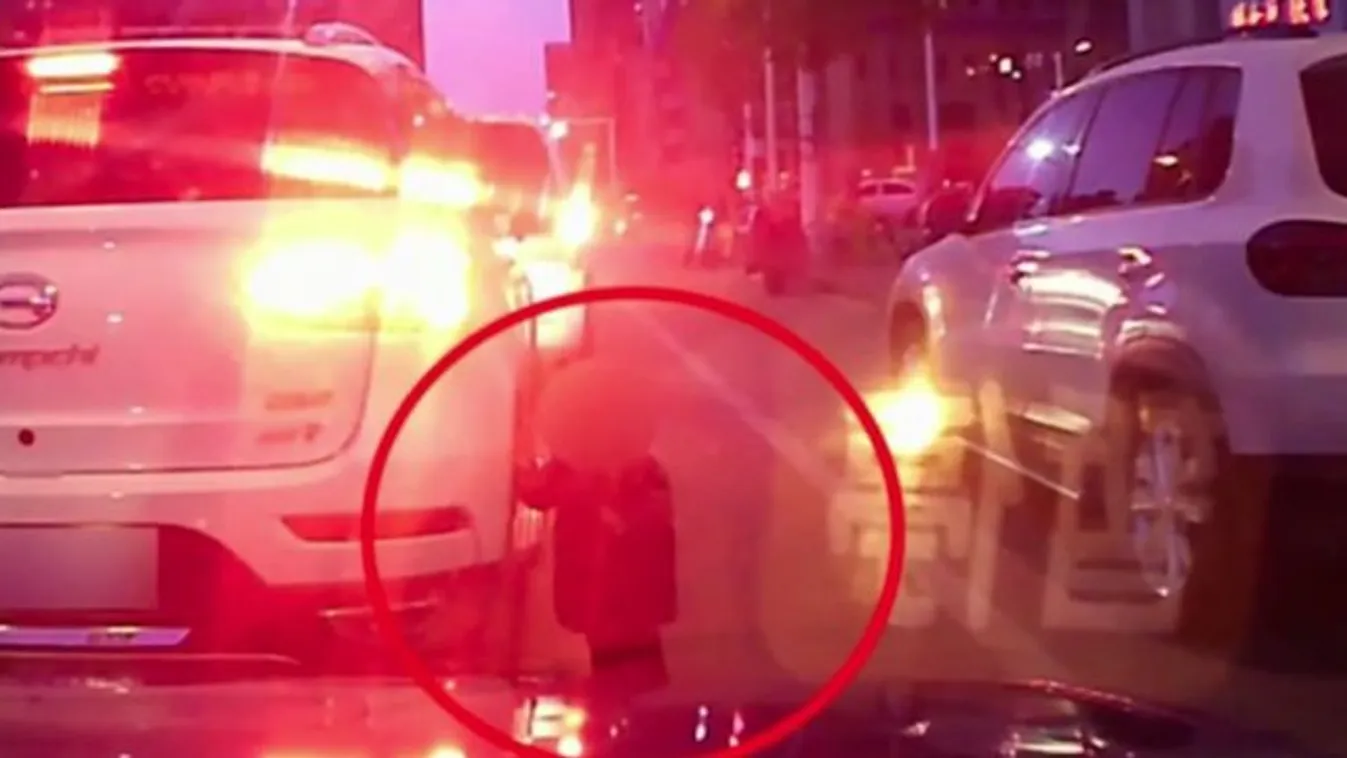 Centiken múlt a kocsik közé tipegő kislány élete – videó