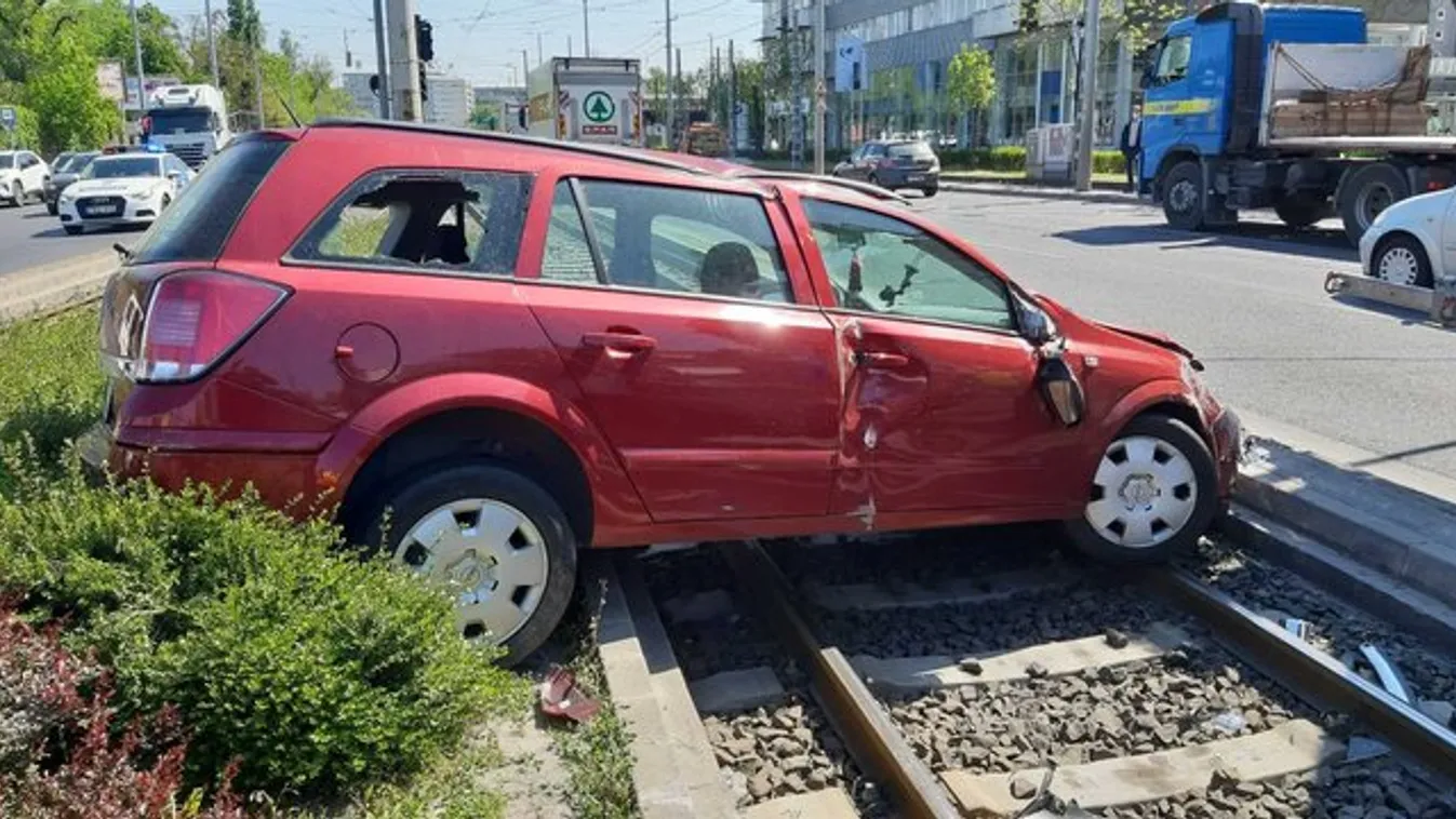 Tűzoltók vonultak a helyszínre: Sínekre borult egy autó a IX. kerületben