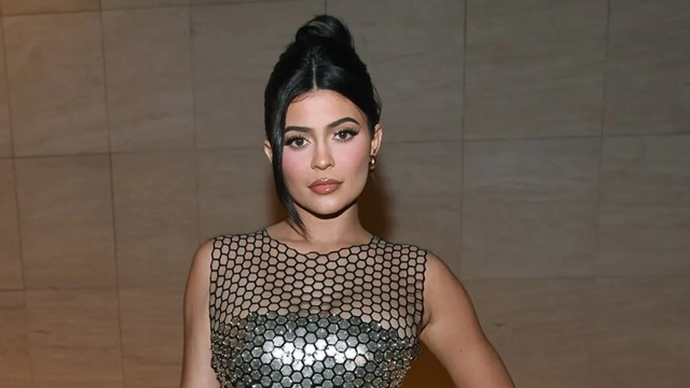 Brutál minibikinis fotókkal úszik át 2021-be Kylie Jenner