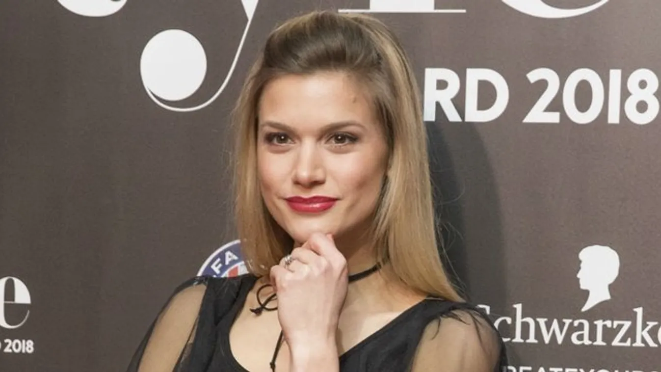 Egy szál párnában pózol Weisz Fanni, Zimány Linda és Hódi Pamela is - fotók