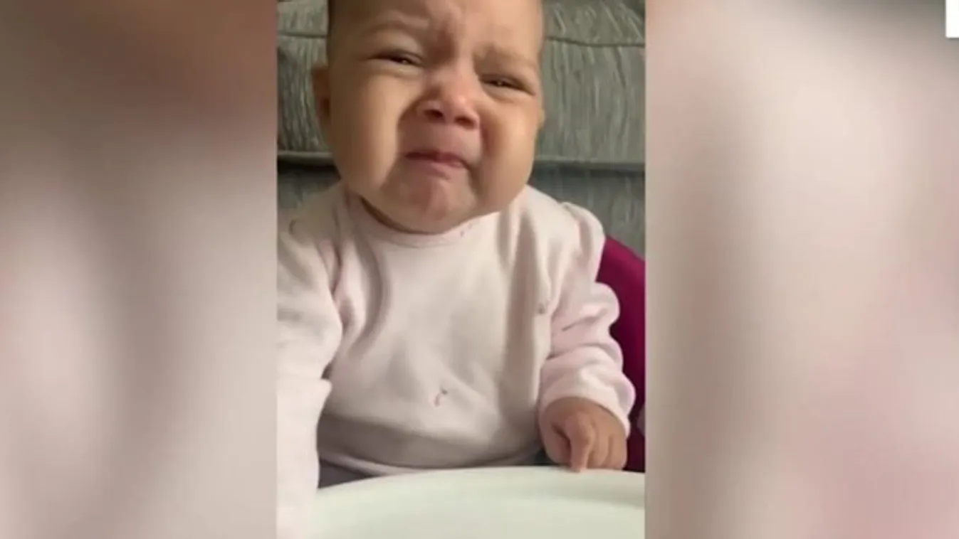 Mindent visz a baba arca, amikor először eszik zöldséget – videóval