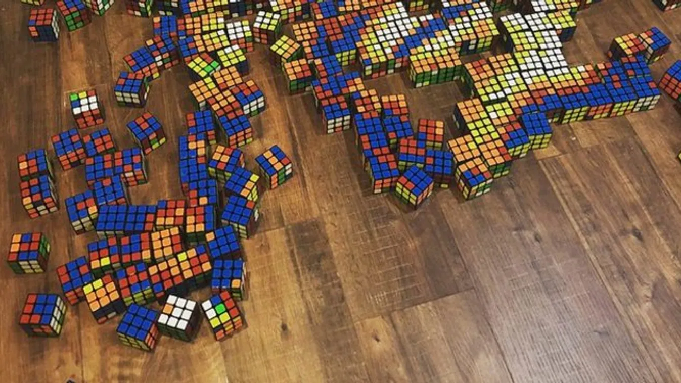 Hihetetlen, hogy ez a tehetséges srác mit művel a Rubik-kockákkal