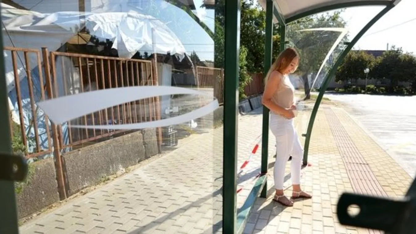 Üvegszilánkokat távolítottak el a buszmegállóban megsérült szegedi diáklány testéből