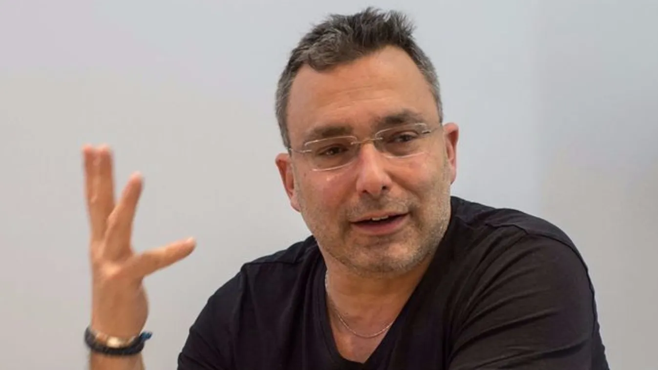 Először mutatta meg legkisebb fiát Sváby András - videó