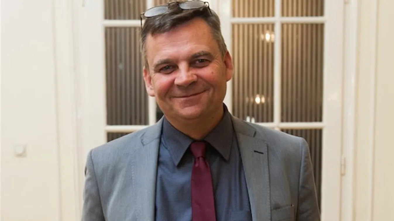 R. Kárpáti Péter: Aki nem oltatja be magát, az egy önző ember