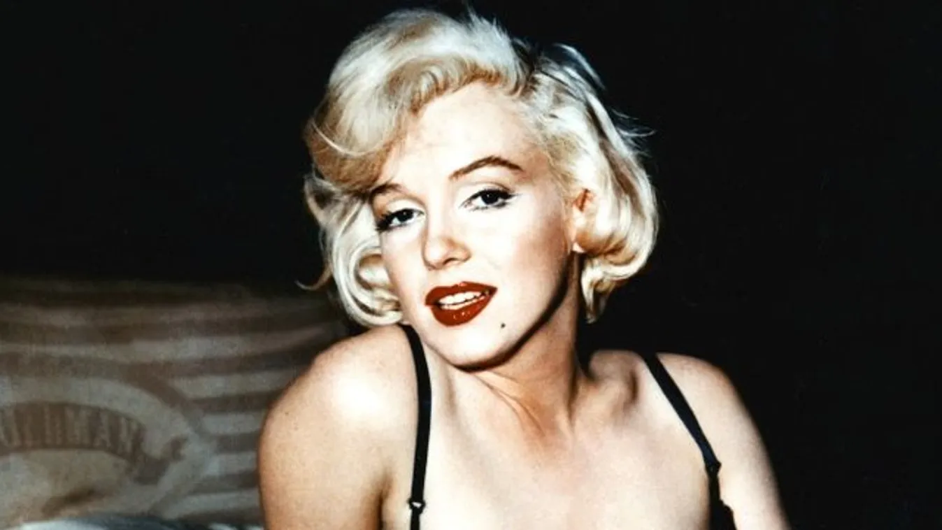 Márvány ­­mellbimbóval manipulált Monroe