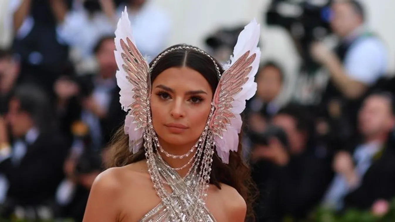 Emily Ratajkowski egy szál semmiben tiltakozik a radikális abortusztörvény ellen