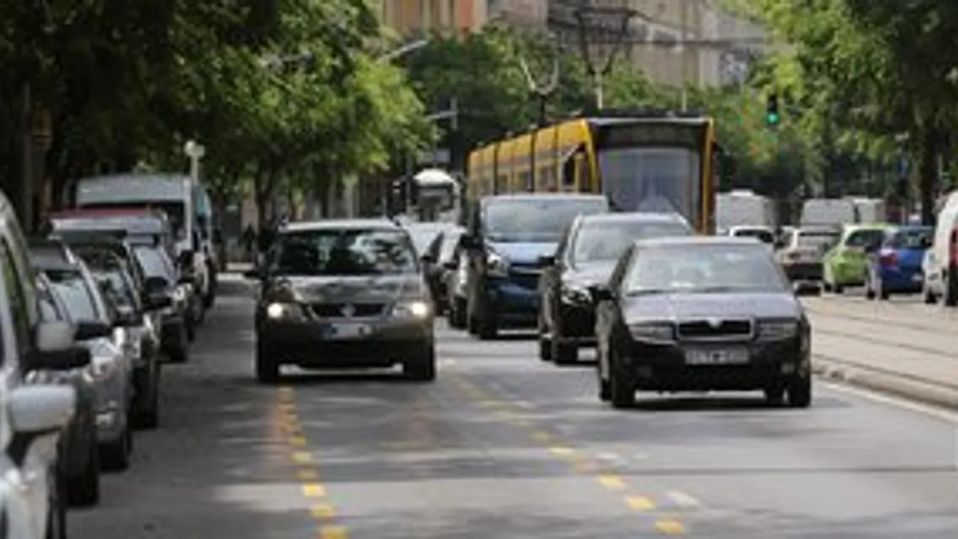 Hatalmas a dugó az új biciklisáv miatt Budapesten - Az autósok őrjöngenek