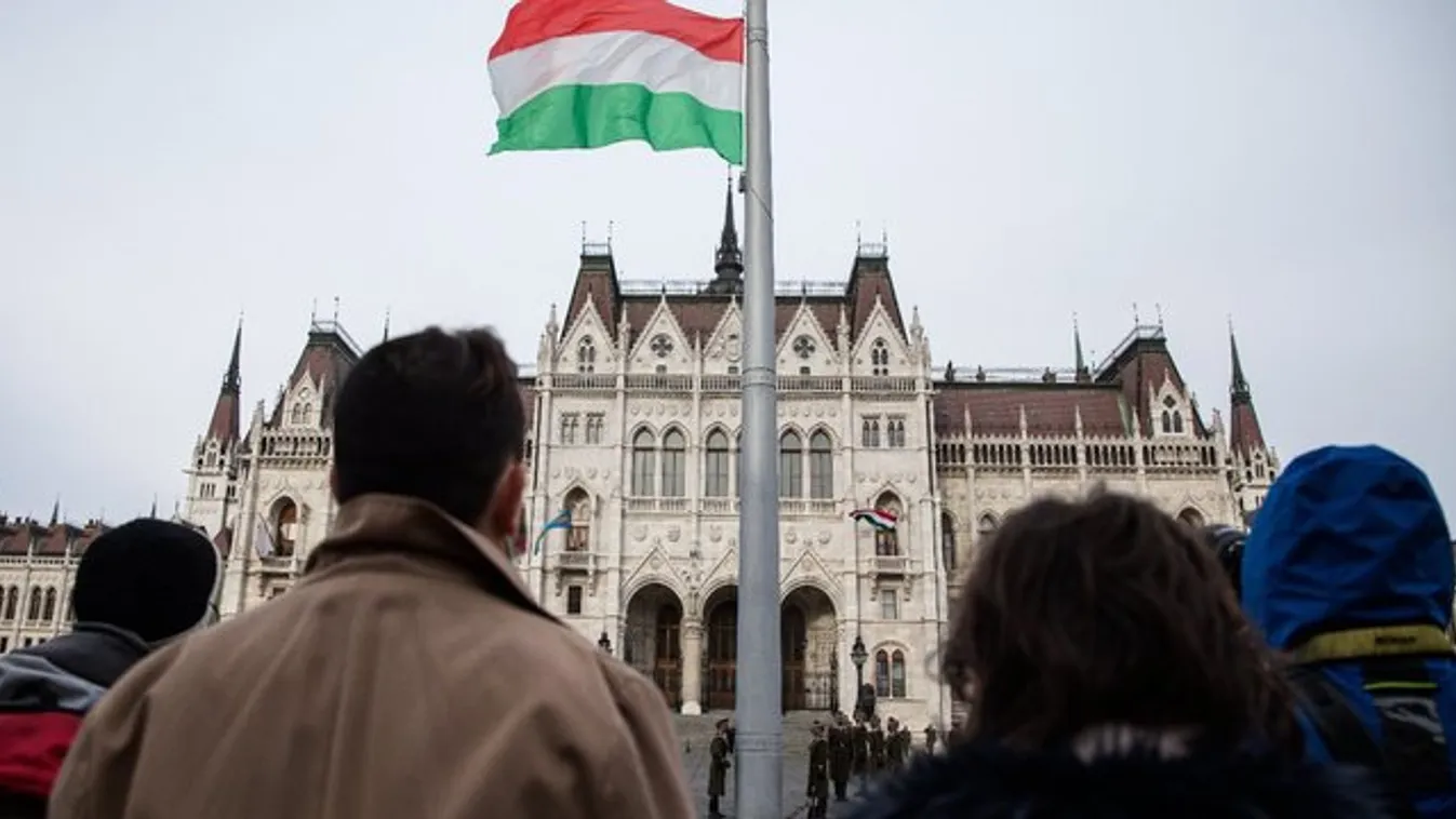 Felvonták a nemzeti lobogót az Országház előtt