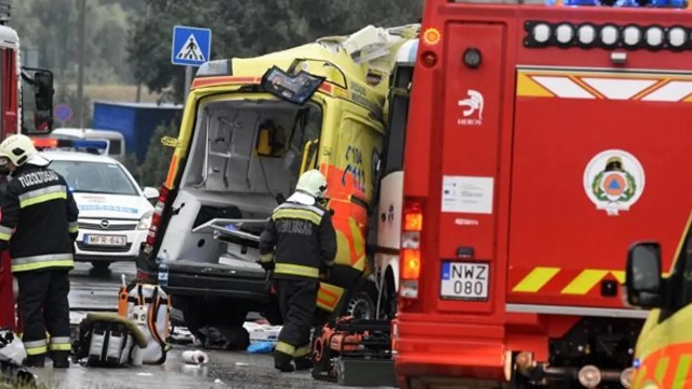 Mentőautó karambolozott autóbusszal Szolnokon - ketten meghaltak, sokan megsérültek