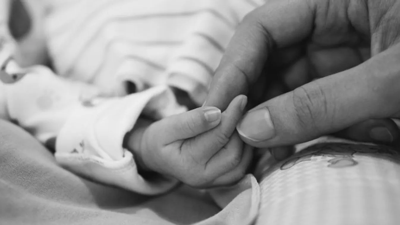 Érthetetlen tragédia: Anya és nagymama nélkül maradt a pár hetes kisfiú - szörnyű, mit tettek magukkal