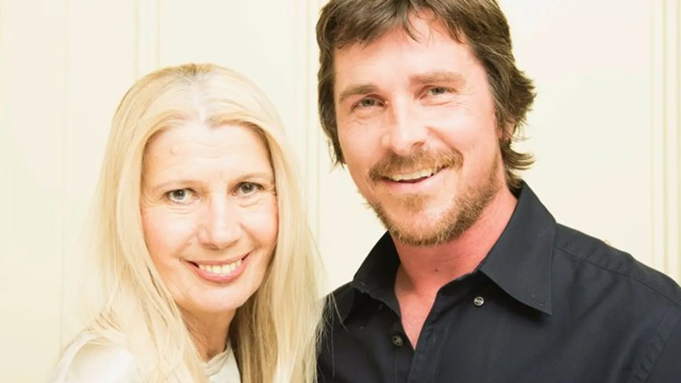 Ezt nem gondoltuk volna: bokorba pisil Christian Bale!