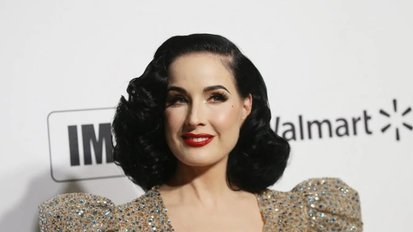 Dita Von Teese egy frakkot viselő kitömött nyúllal él együtt – videó