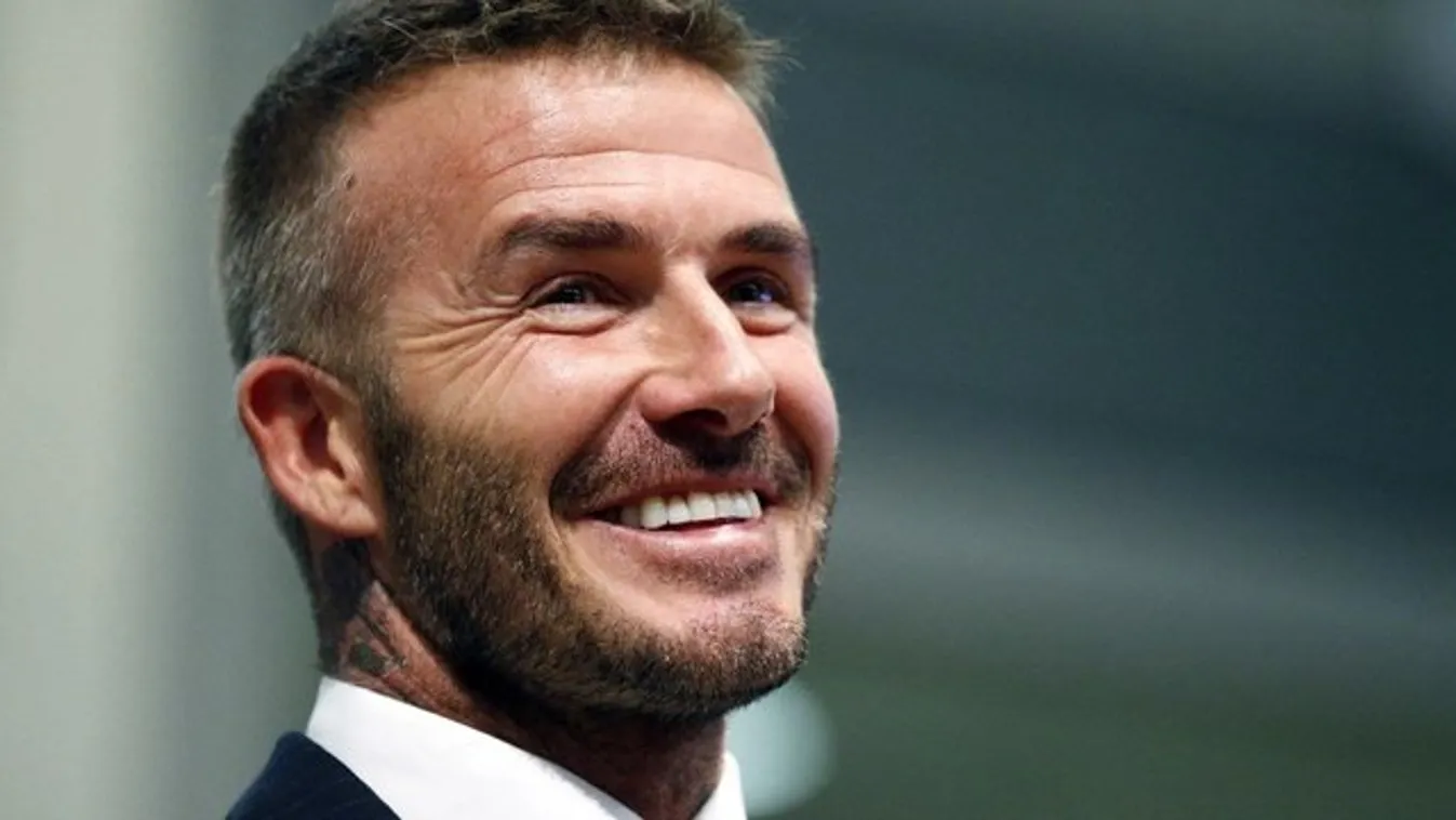 Hölgyek, figyelem! Megérkezett a nyár, David Beckham ledobta a textilt – fotó