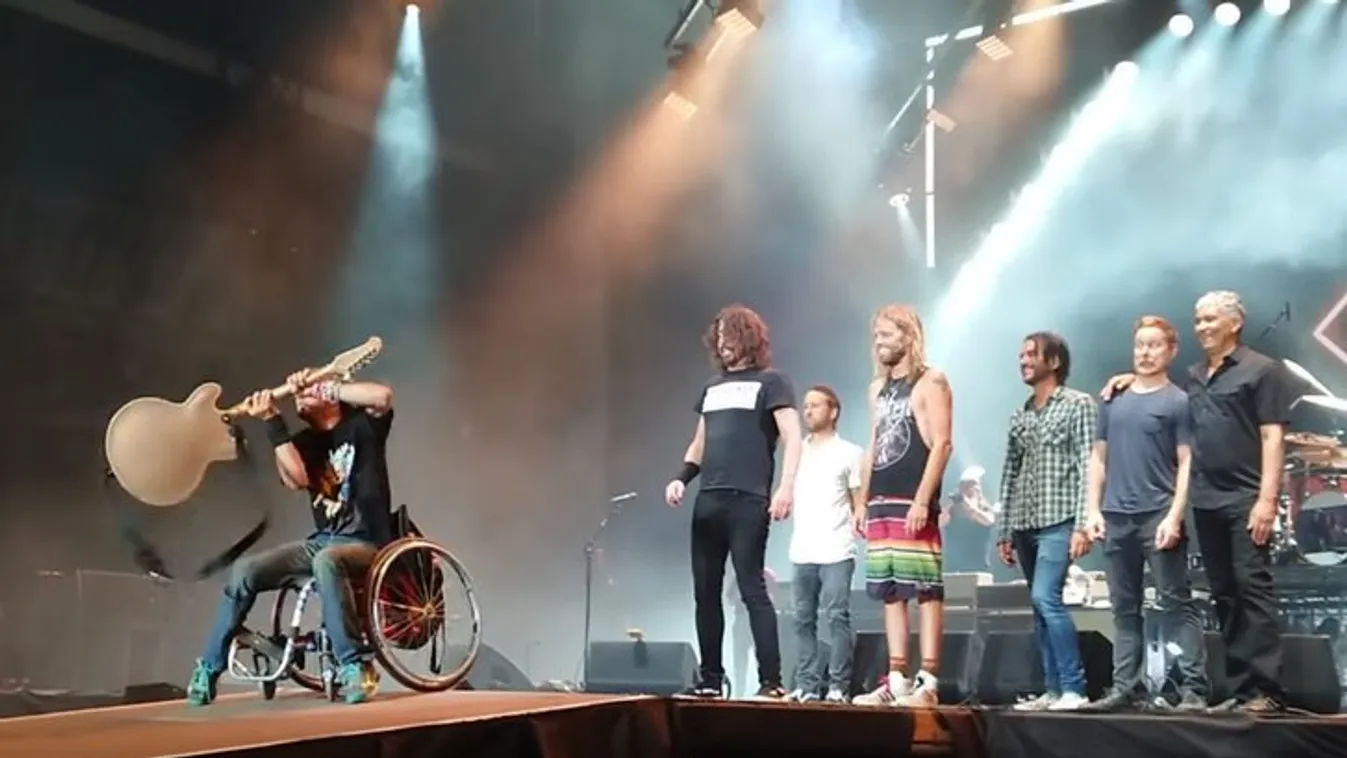 A Foo Fighters koncert végén egy kerekesszékes rajongó törhette szét Dave Grohl gitárját – videó