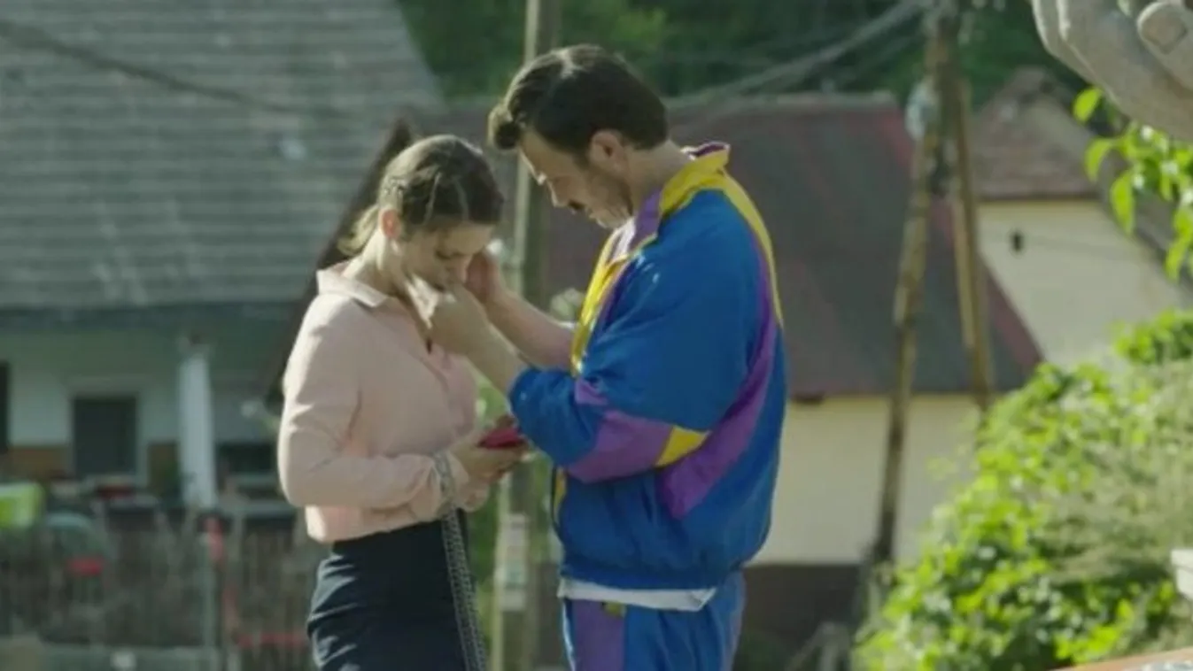 Lazán lesmárolta kolléganőjét az RTL sztárja a forgatáson - videó