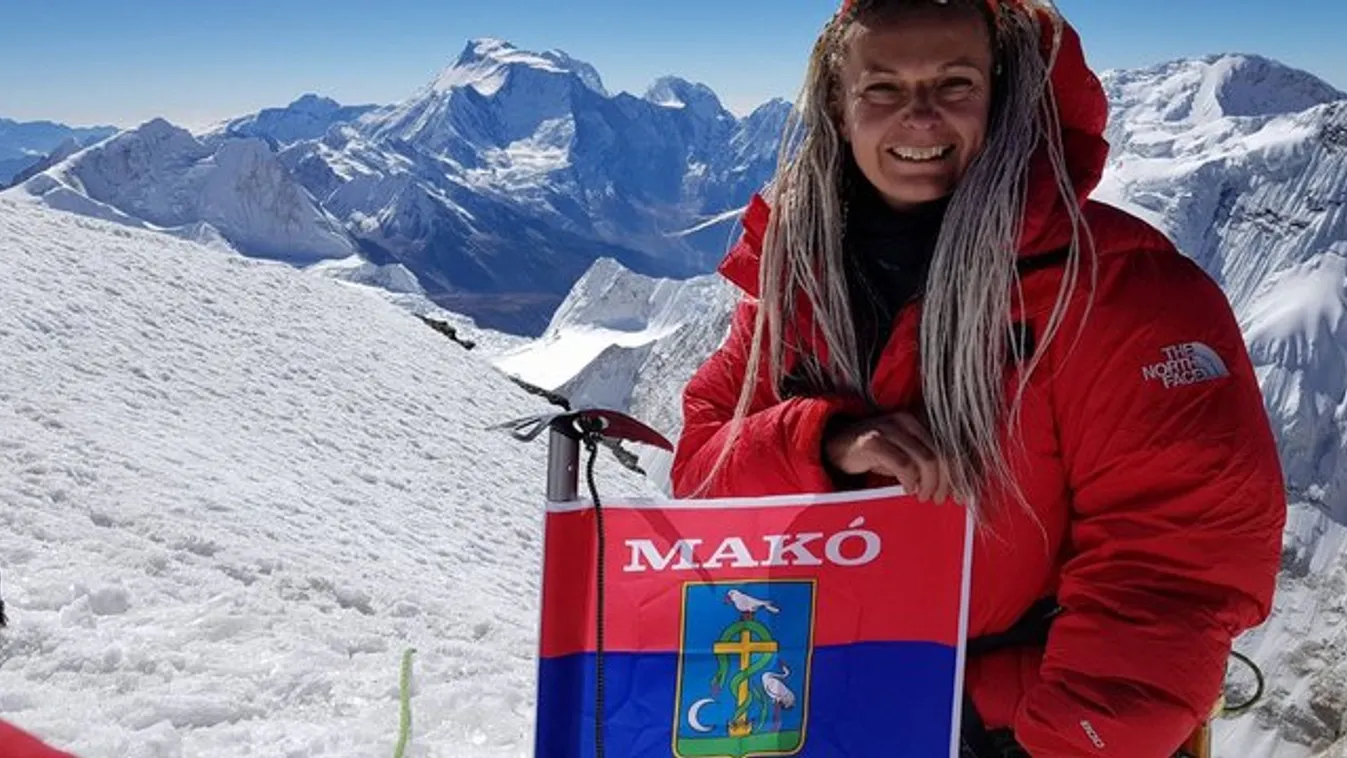 Makó zászlaját vitte fel a Himalája csúcsára Éva