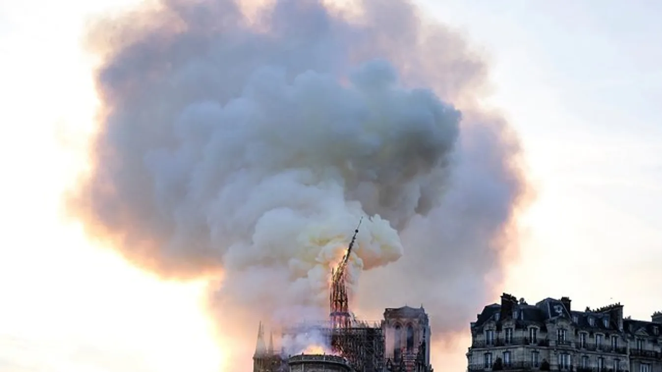 Itt vannak a kísérteties fotók a legégett Notre Dame-ból