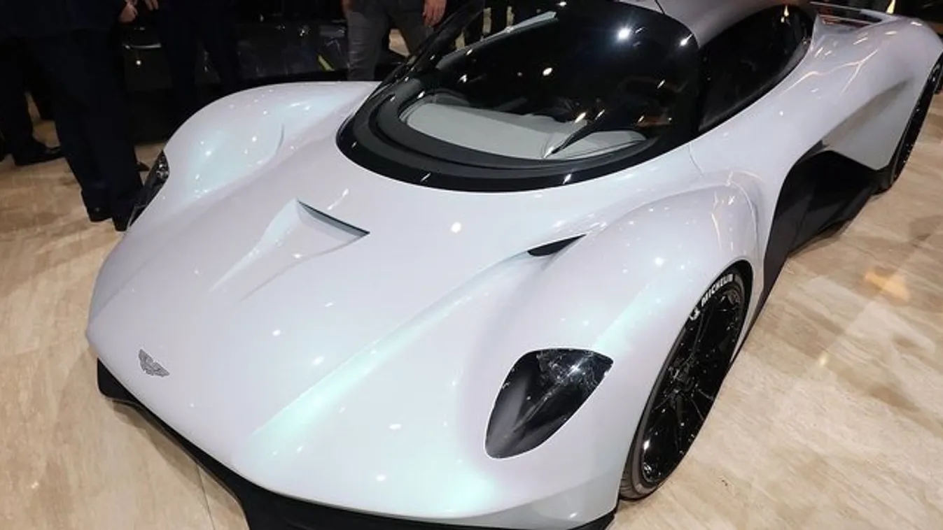 550 milliós Aston Martinnal száguld James Bond