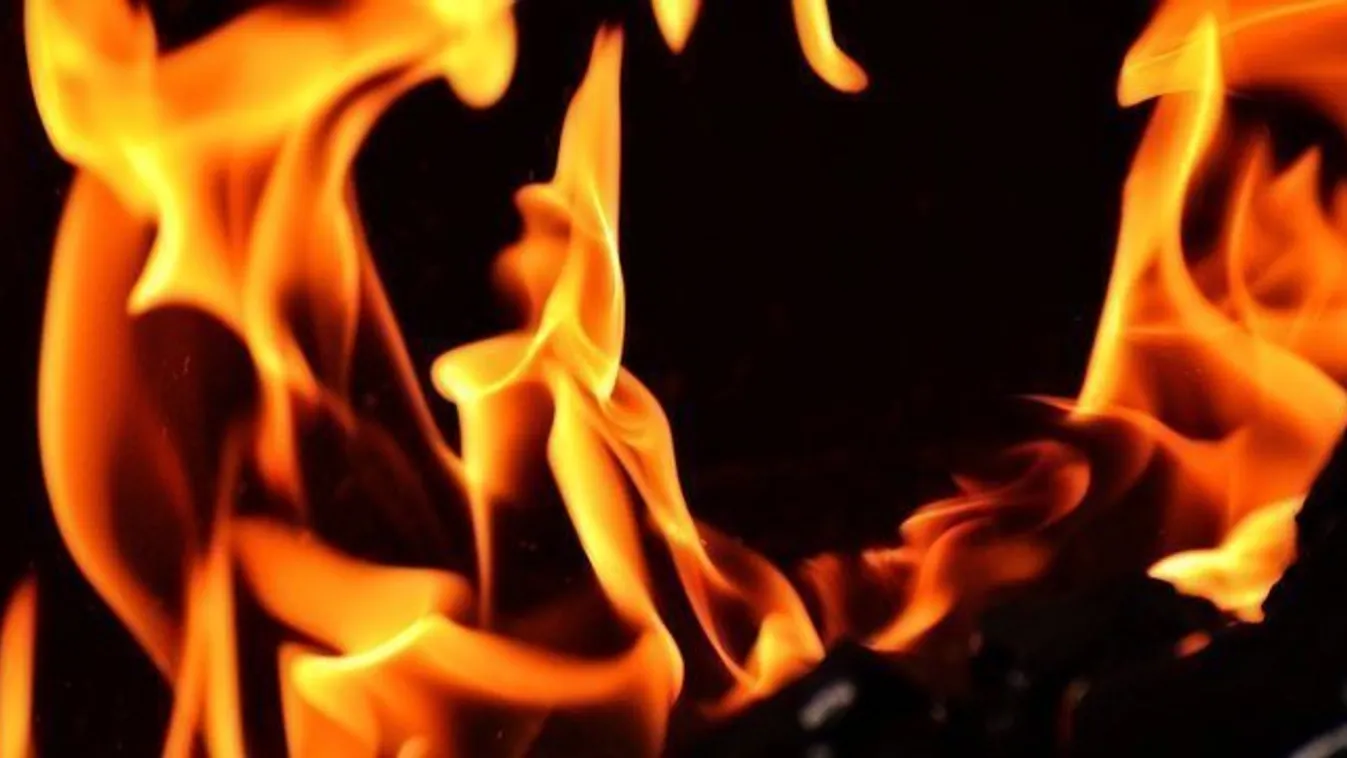 A tűzoltók nagy erőkkel vonultak ki a lakótelepre, akkora lángok keletkeztek