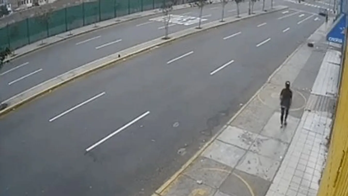 Egyedül sétálgott az utcán, mire fél kilométerről pont nekicsapódott egy kocsi – videó