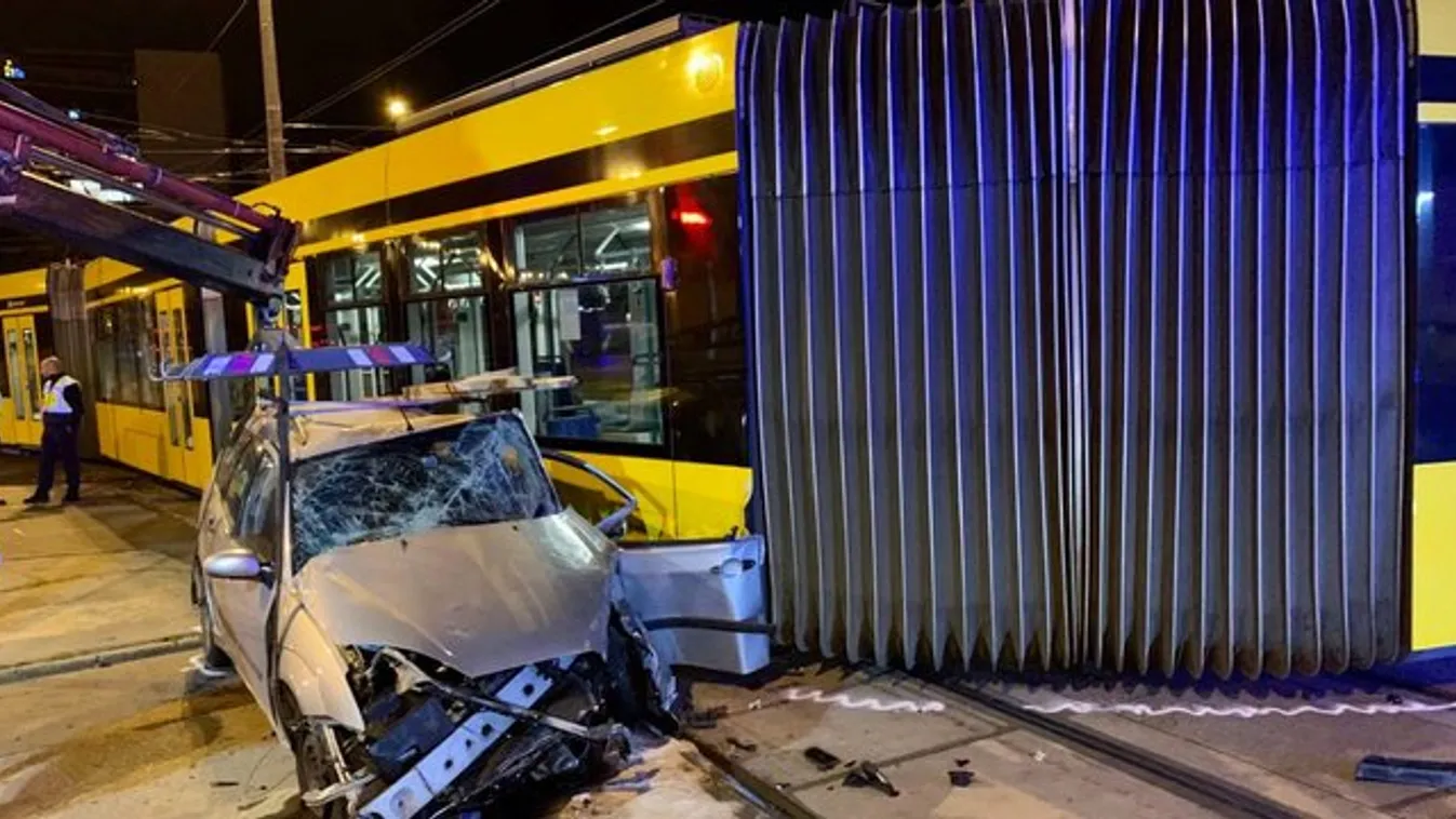Villamossal ütközött egy autó: Nem jár a 6-os villamos a Corvin-negyed és a Móricz Zsigmond körtér között