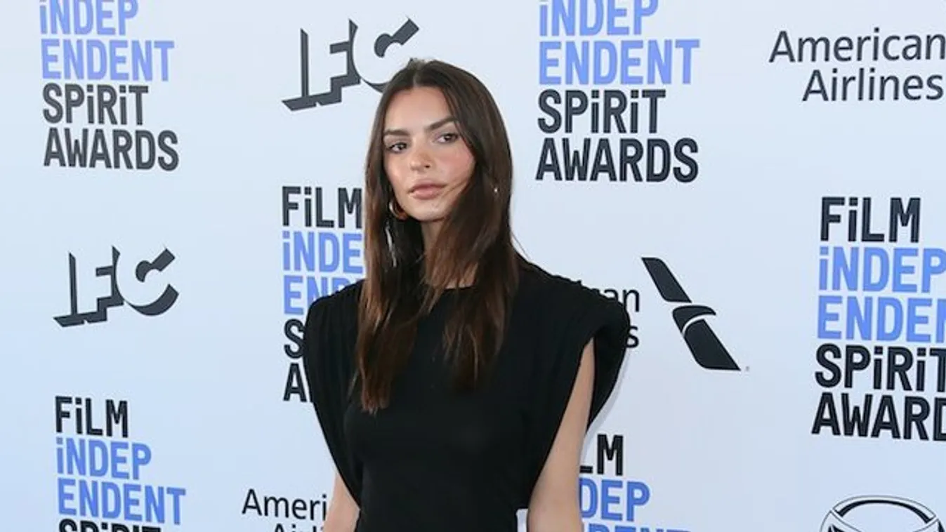 Bizarr látvány: kutyákat esketett Emili Ratajkowski – fotók