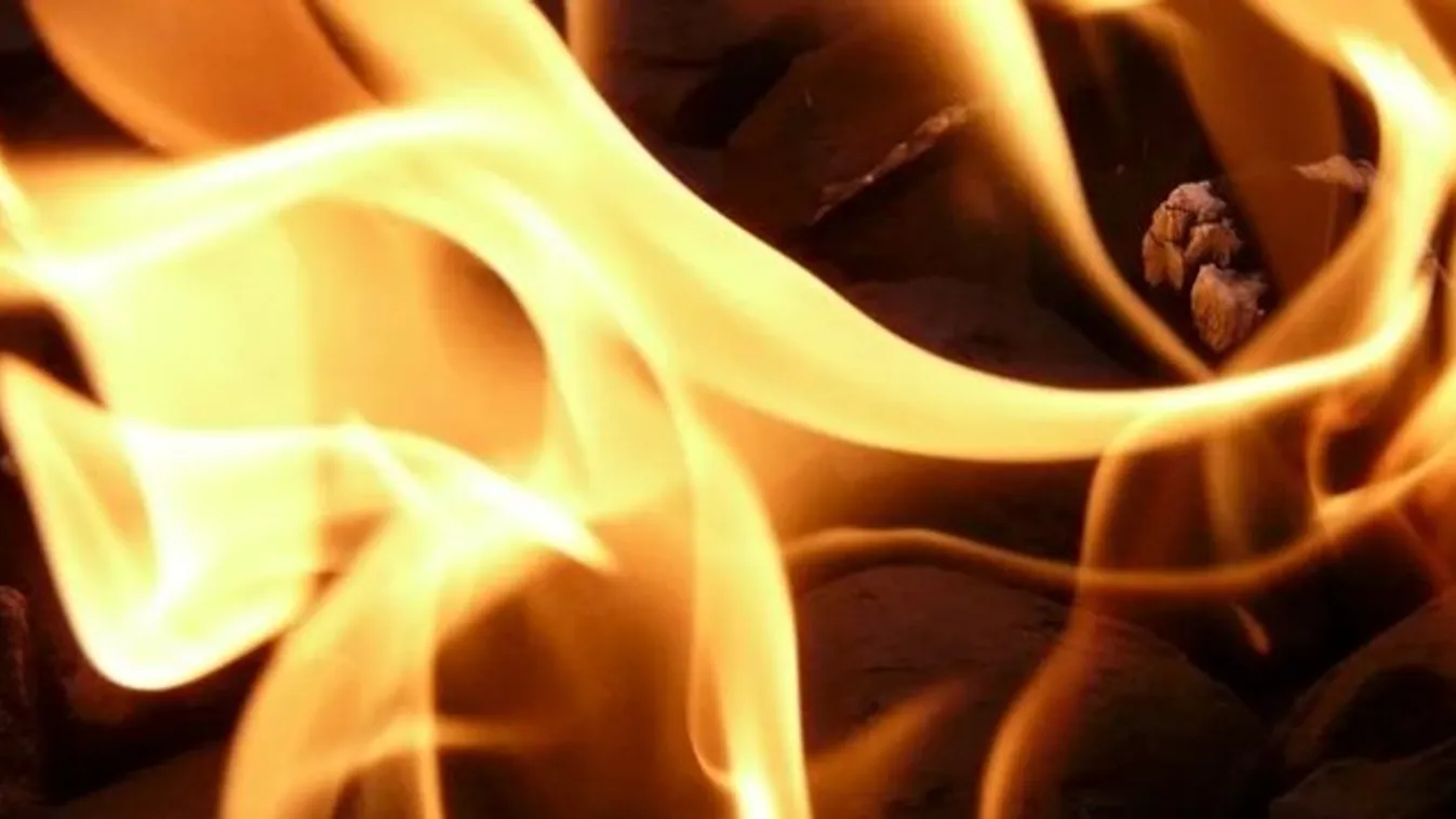 Kigyulladt egy kisteherautó Gátéron, míg a sofőr kávézott