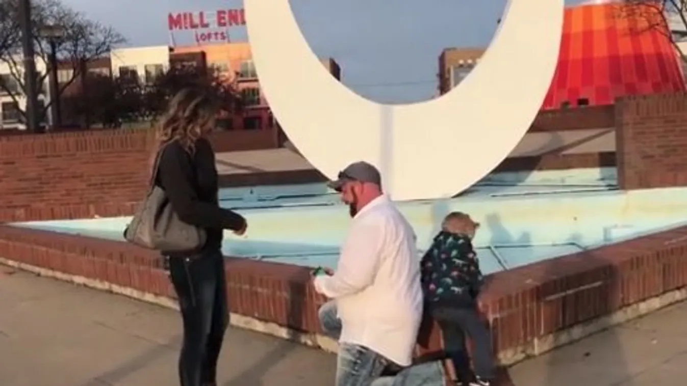 Mikor a szerelmes férfi térdre ereszkedett, a kisfiú a háttérben elvonta a figyelmet - videó
