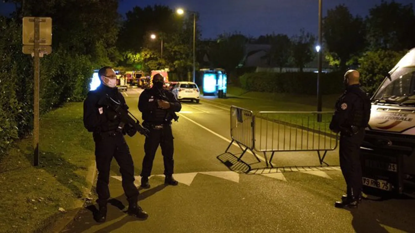 Sokkoló felvételek: a nyílt utcán fejezett le egy tanárt a terrorista Párizs mellett