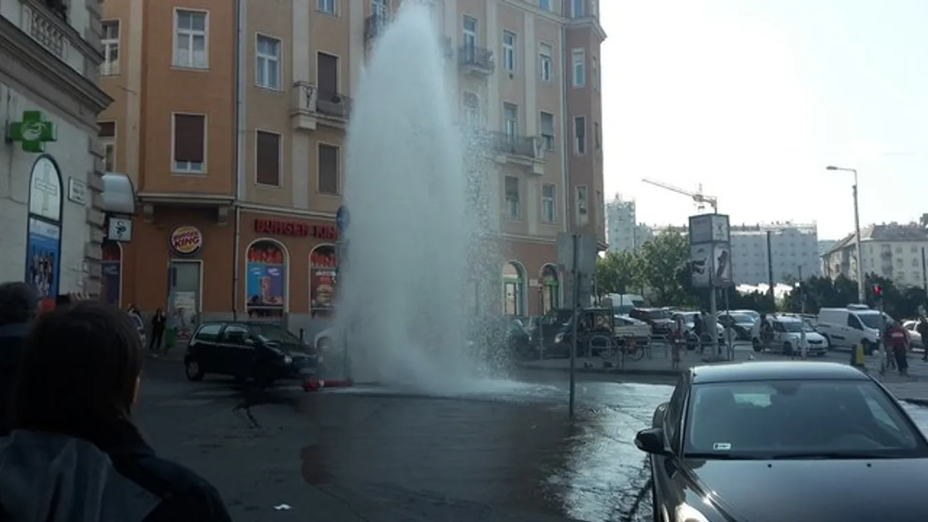 Kirobbant a helyéről a tűzcsap, vízben áll a Széna tér - fotók